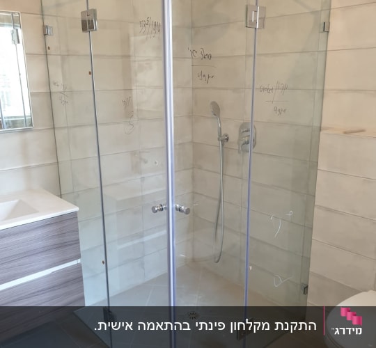 מקלחון זכוכית עם ראש מקלחת עגול וברזים